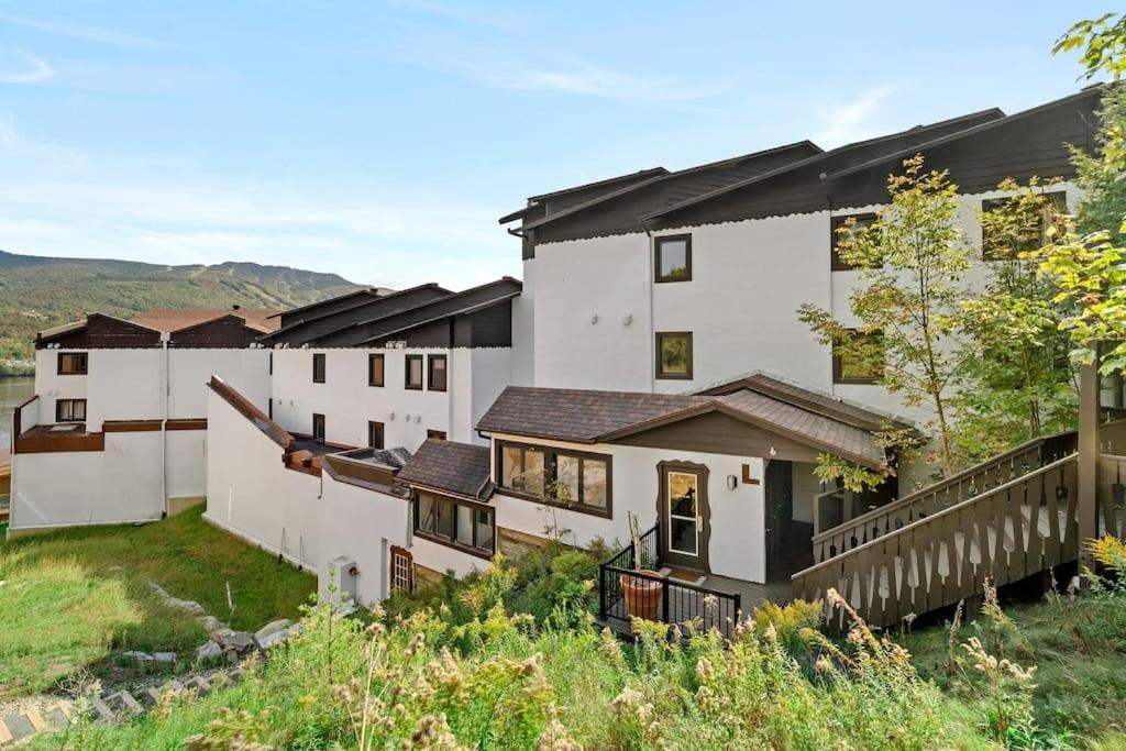 Chic Mt-Tremblant Condo With View On The Lake By Denstays Mont-Tremblant Exteriör bild